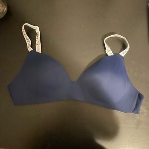 Victoria secrets sports\regular bra!! Never worn!! Size 34 D!!